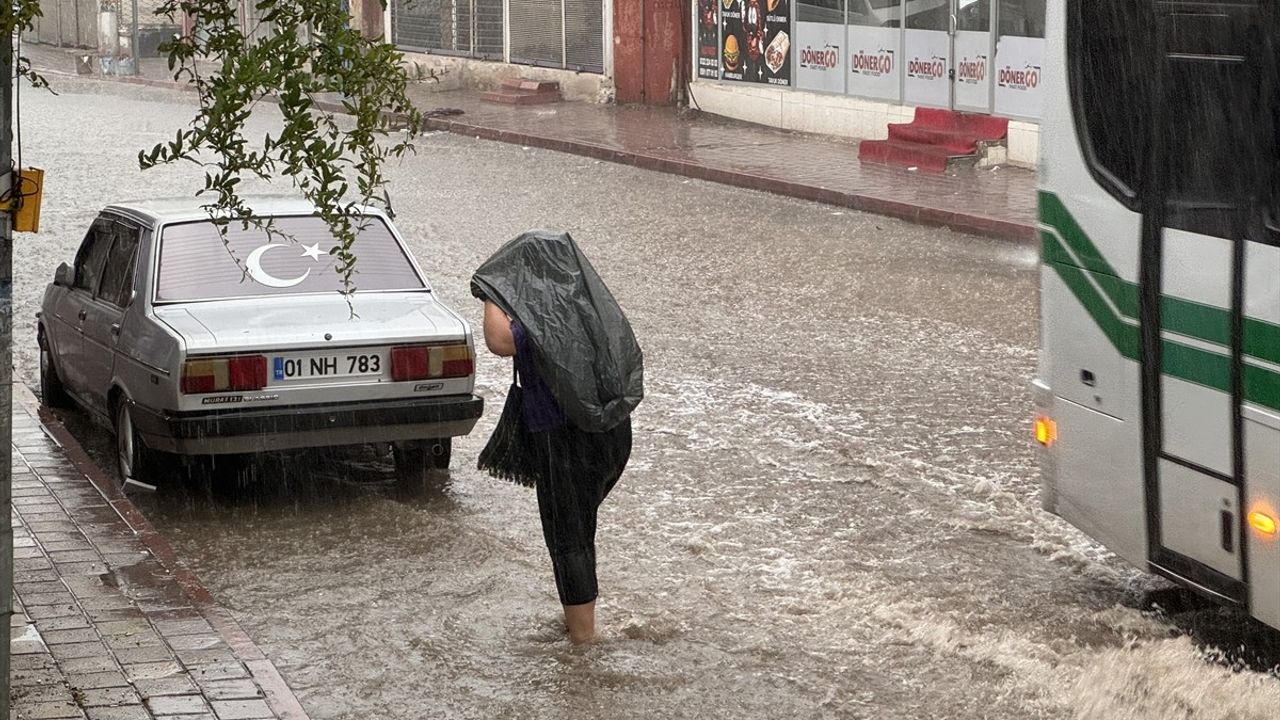 Adana'da Sağanak Yağış Kentte Hayatı Alt Üst Etti