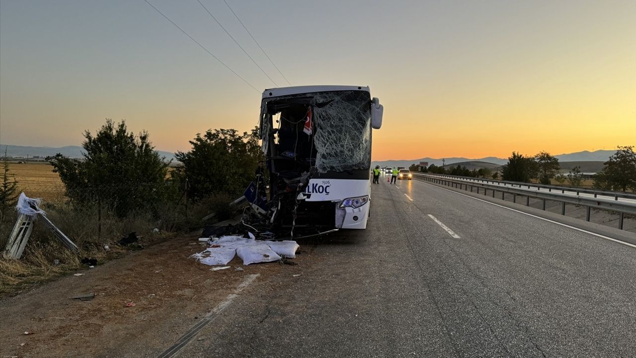 Afyonkarahisar'da Feci Kaza: 1 Ölü, 9 Yaralı