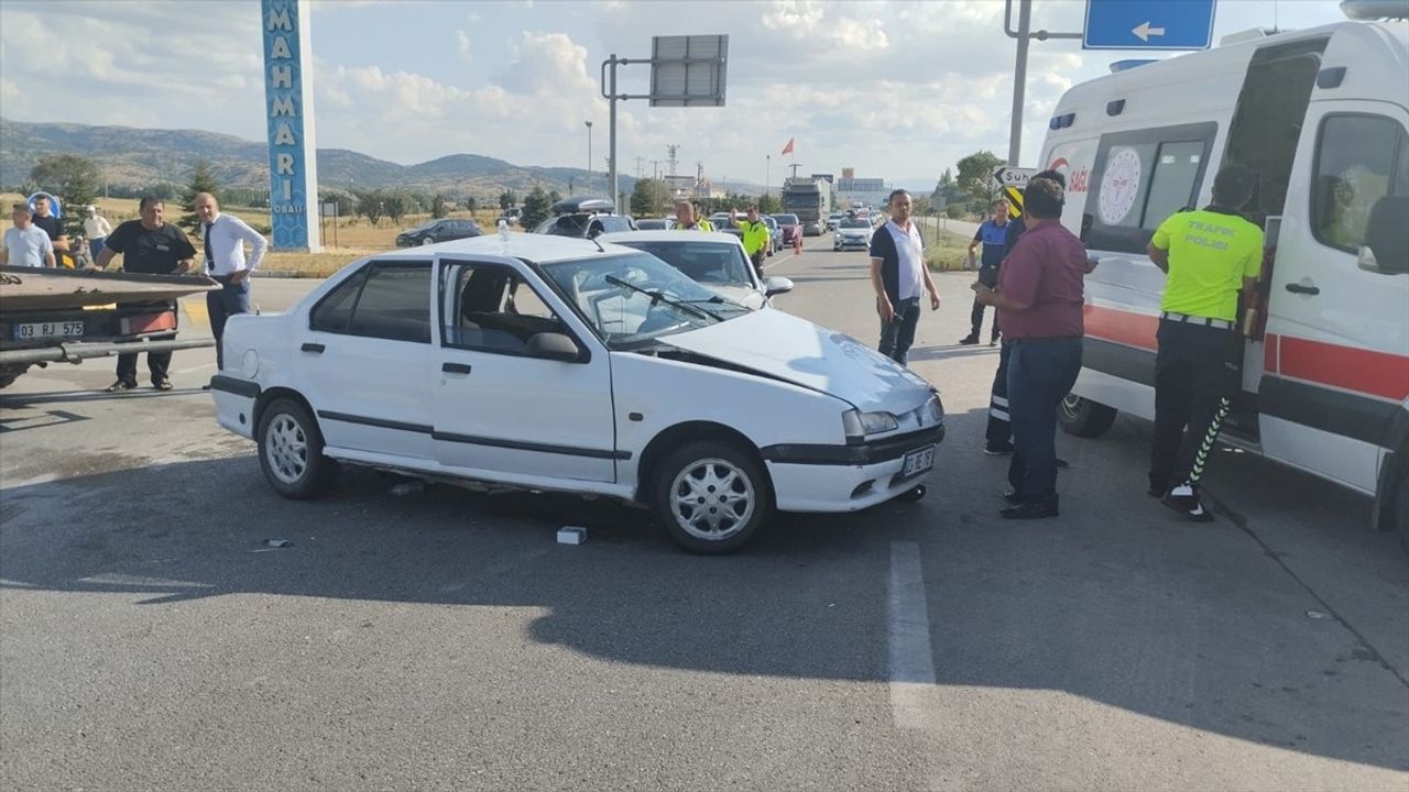 Afyonkarahisar'da İki Otomobilin Çarpışması: 7 Yaralı