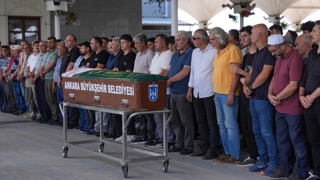 Ankara'da Asansör Boşluğuna Düşen Çocuğun Cenazesi Defnedildi