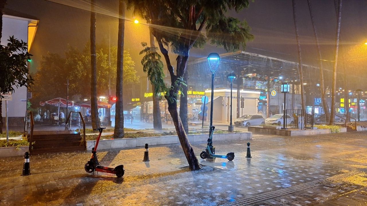 Antalya'da Sağanak ve Fırtına Hayatı Olumsuz Etkiliyor