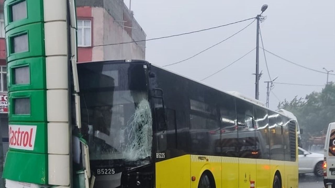 Avcılar'da Kontrolden Çıkan Otobüs Kazası: 3 Yaralı