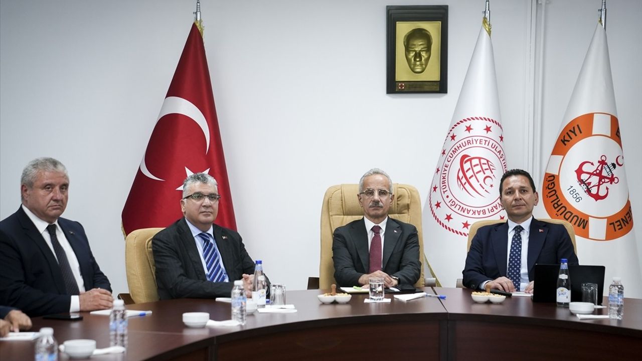 Bakan Uraloğlu İstanbul Gemi Trafik Hizmetleri Merkezi'nde Yeni Projeleri Açıkladı