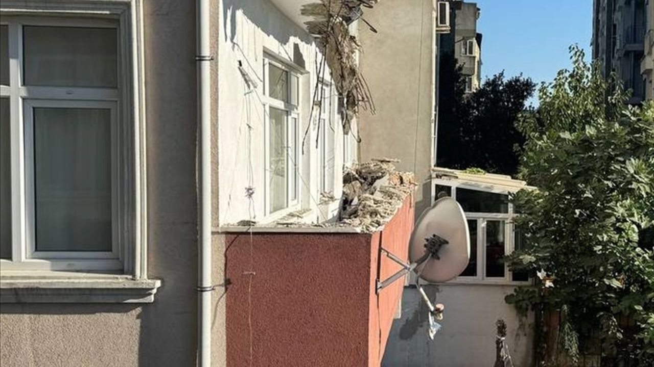 Bayrampaşa'da Balkon Çökmesi: Üç Katlı Bina Tahliye Edildi