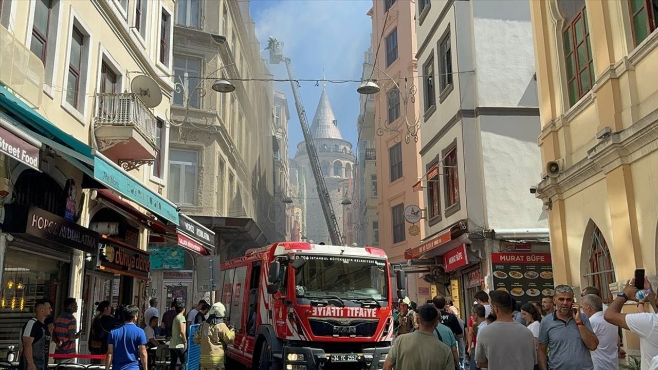 Beyoğlu'ndaki Otelde Yangın: İtfaiye Müdahale Etti