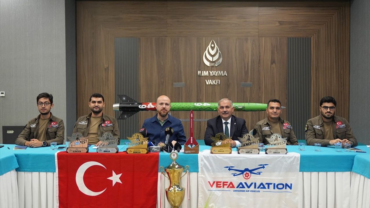 Bilal Erdoğan, İTÜ Vefa Havacılık Takımı ile Roket Yarışması Başarısını Kutladı