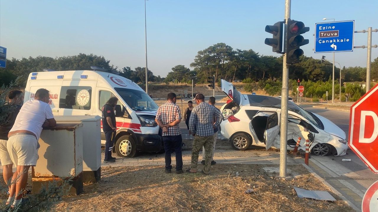 Çanakkale'de Ambulans ile Otomobil Çarpıştı: 3 Yaralı