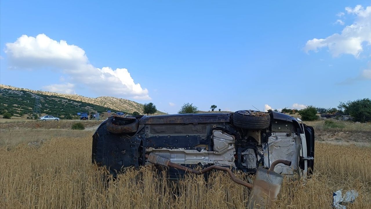 Dinar'da Tarlaya Devrilen Otomobilde Beş Kişi Yaralandı