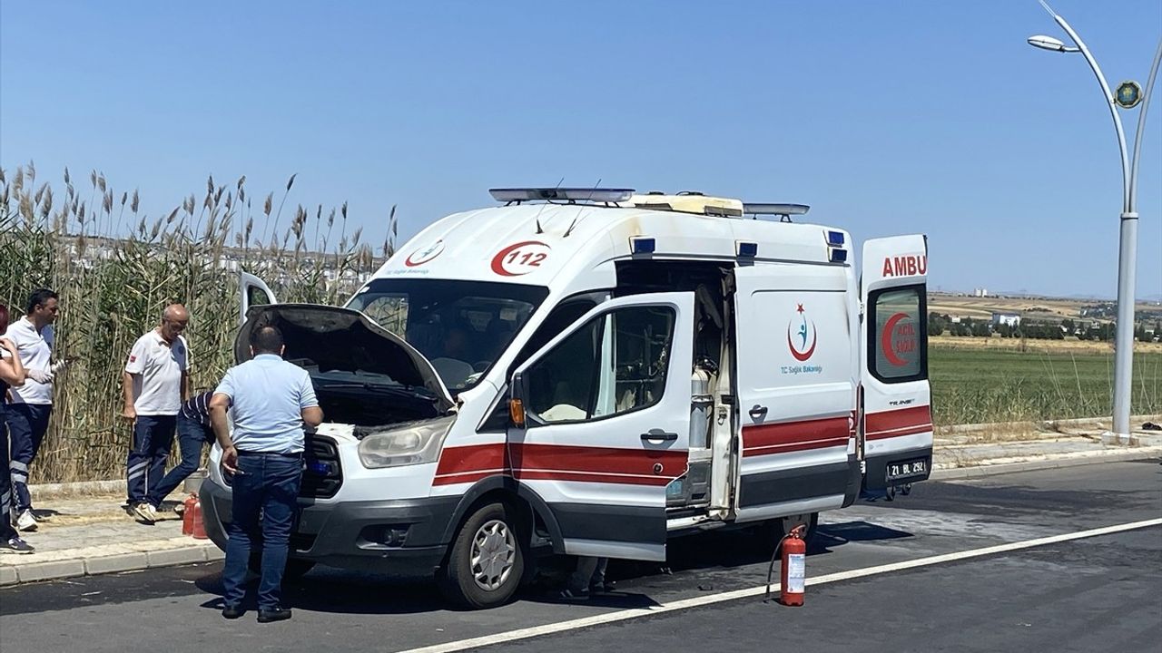 Diyarbakır'da Seyir Halindeki Ambulans Alev Alev Yandı