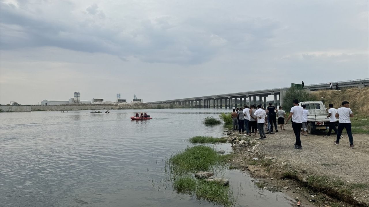 Edirne'de Meriç Nehri'nde Kaybolan Gençler İçin Arama Çalışması Başlatıldı