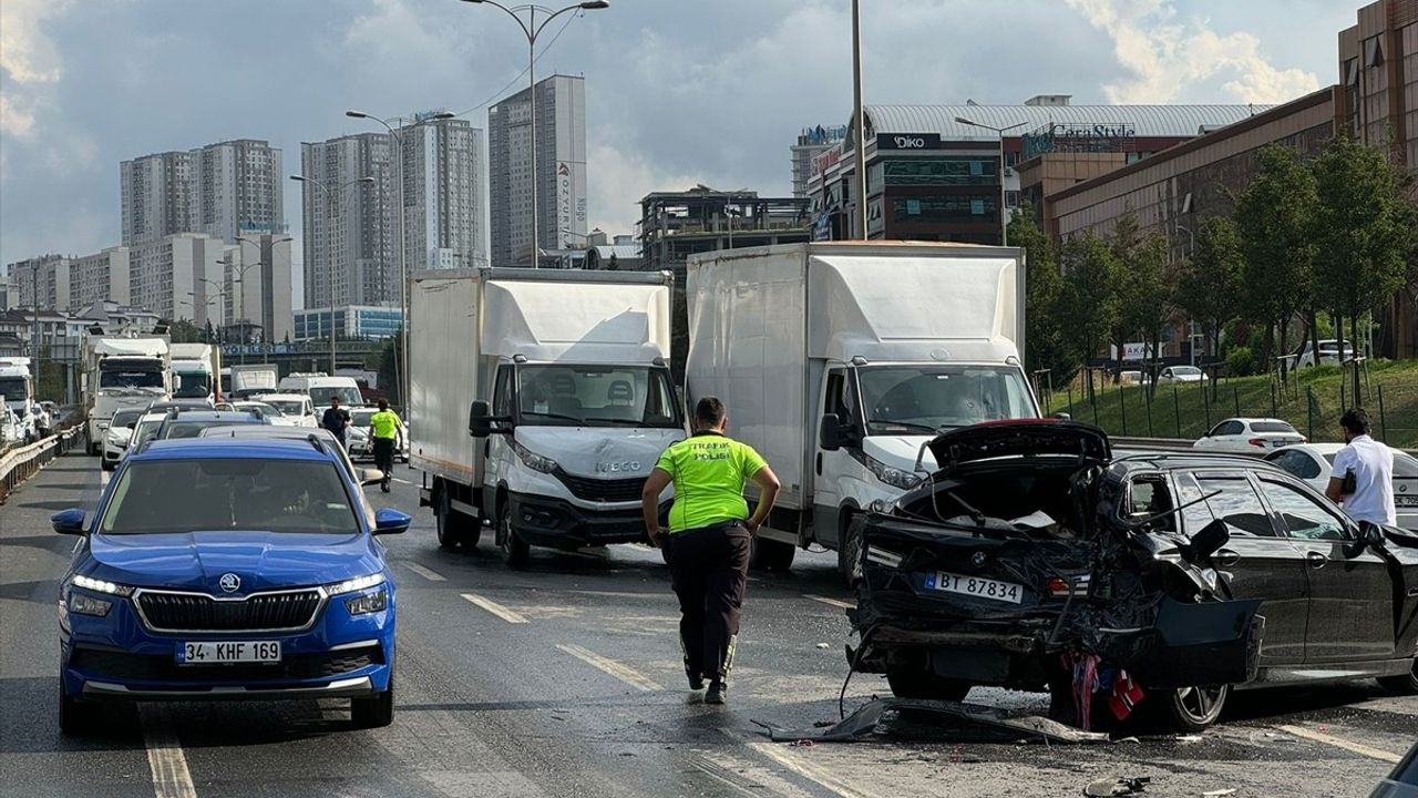 Esenyurt'ta Zincirleme Trafik Kazası, Trafik Yoğunluğu Oluştu