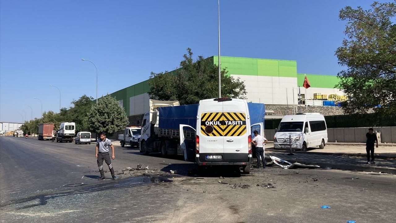 Gaziantep'te İşçi Minibüsleri ve Tır Çarpıştı: 21 Yaralı