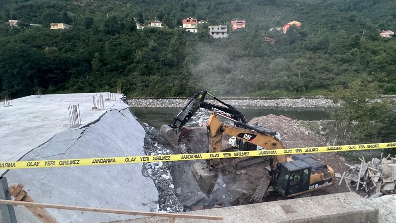 Giresun'da Taşkın Alanında İnşaat Yıkıldı