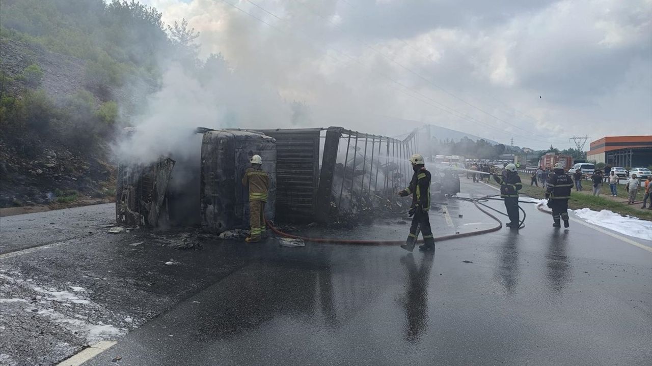 Hatay'da Tır ve Otomobil Çarpıştı: İki Yaralı