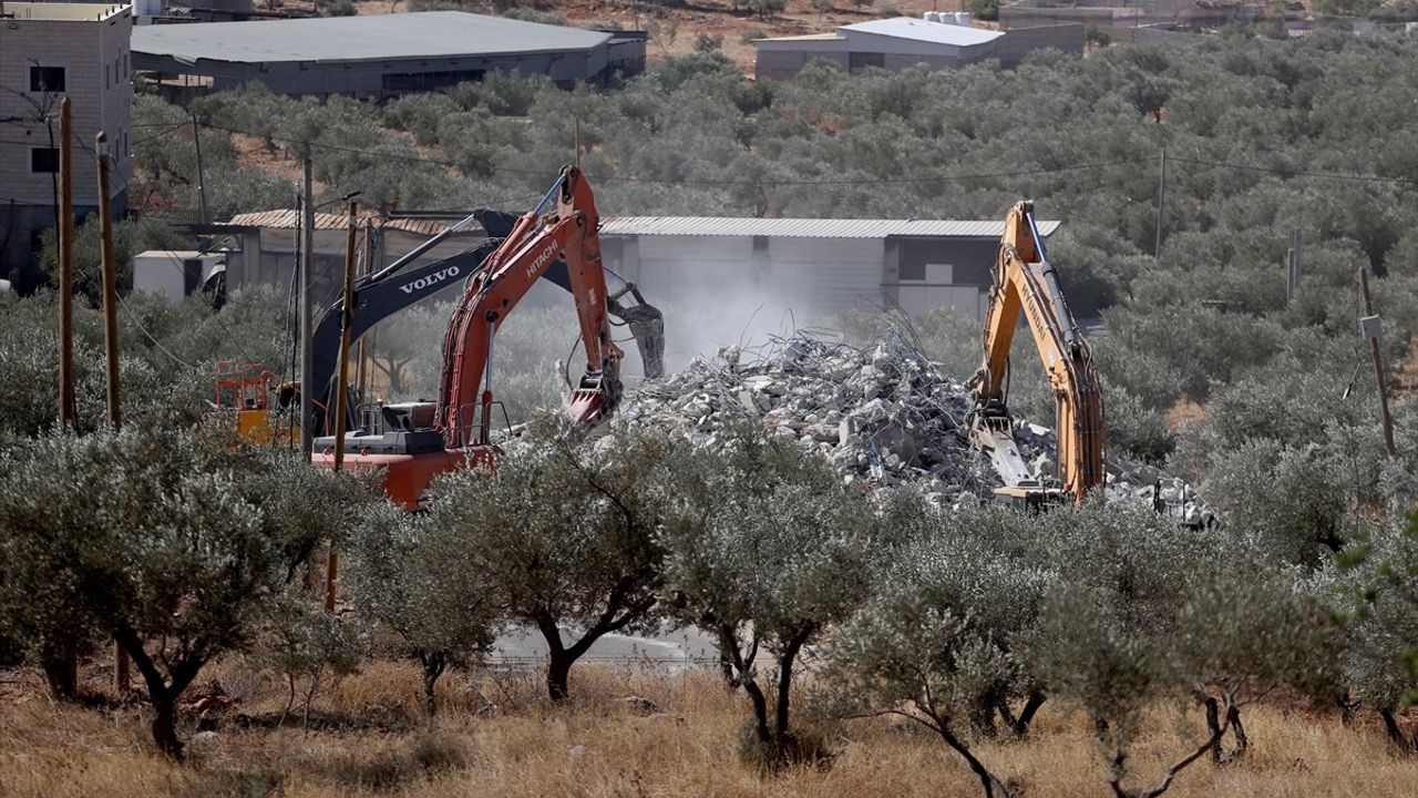 İsrail Ordusu Nablus'ta Filistinli Bir Ailenin Evinin Yıkımını Gerçekleştirdi