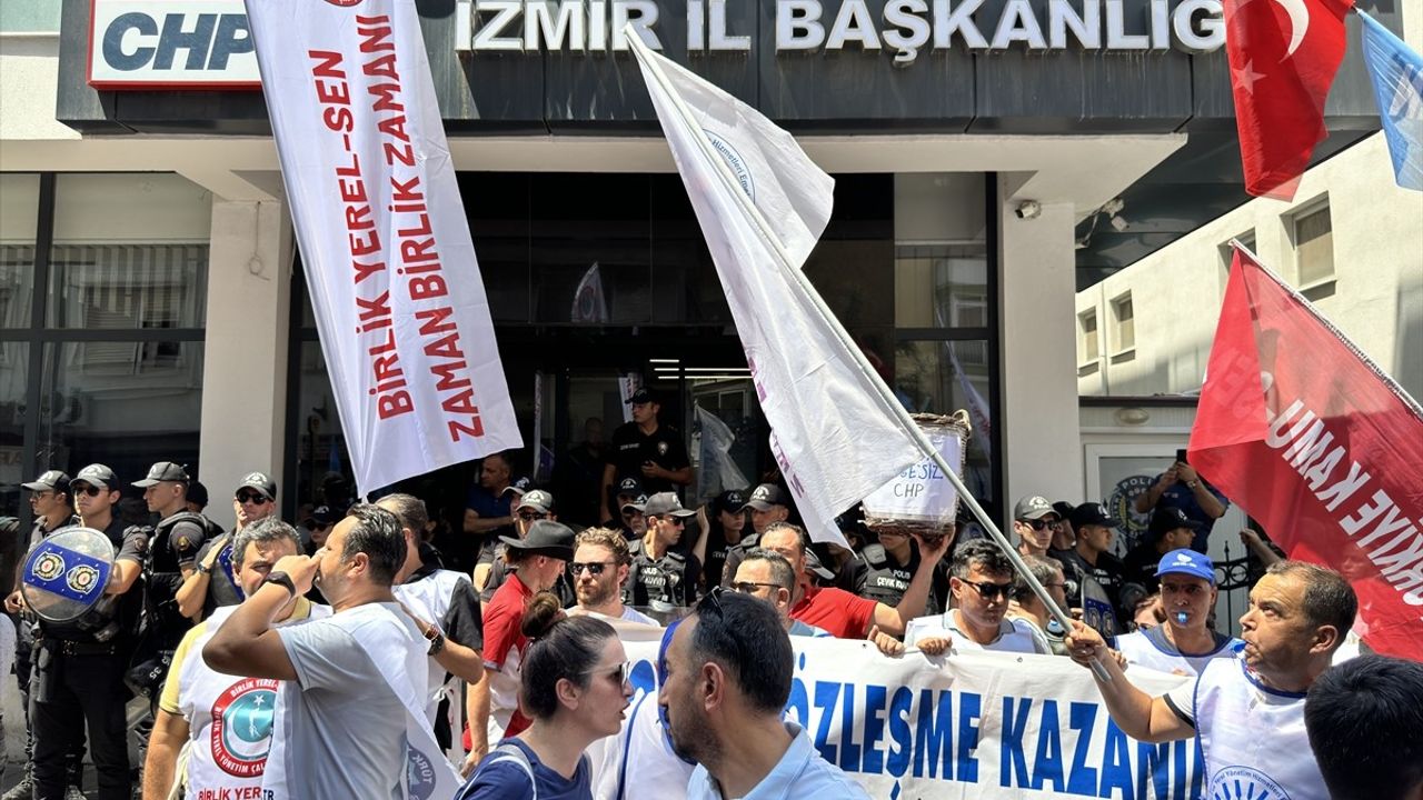 İzmir'de Memurlar İş Bırakarak CHP İl Başkanlığına Yürüdü