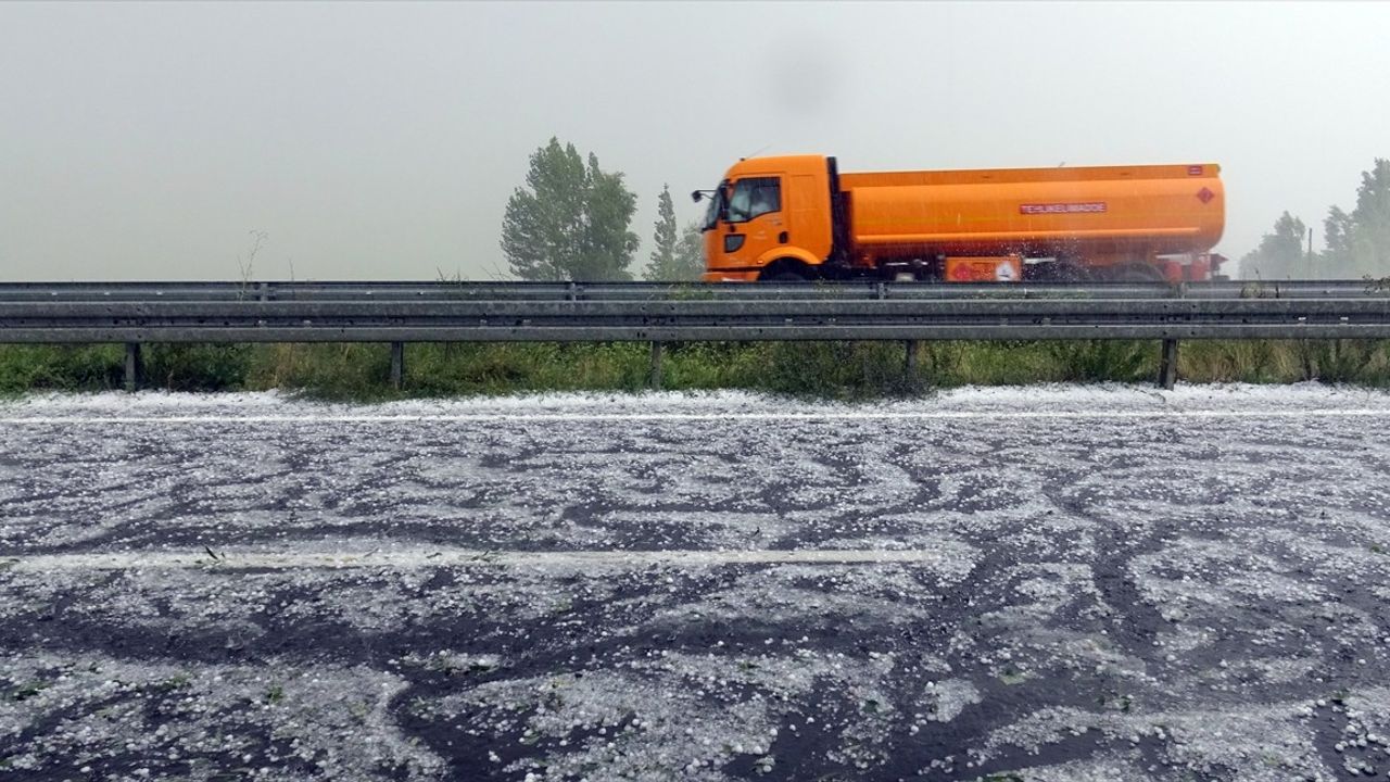 Kars'ta Şiddetli Dolu Yağışı Hayatı Olumsuz Etkiledi