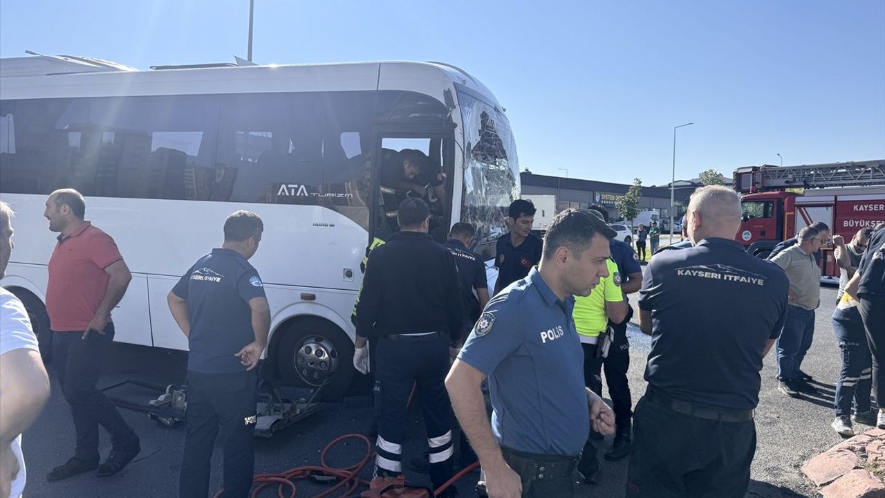 Kayseri'de İşçi Servisi ile Kamyon Çarpıştı: 10 Yaralı