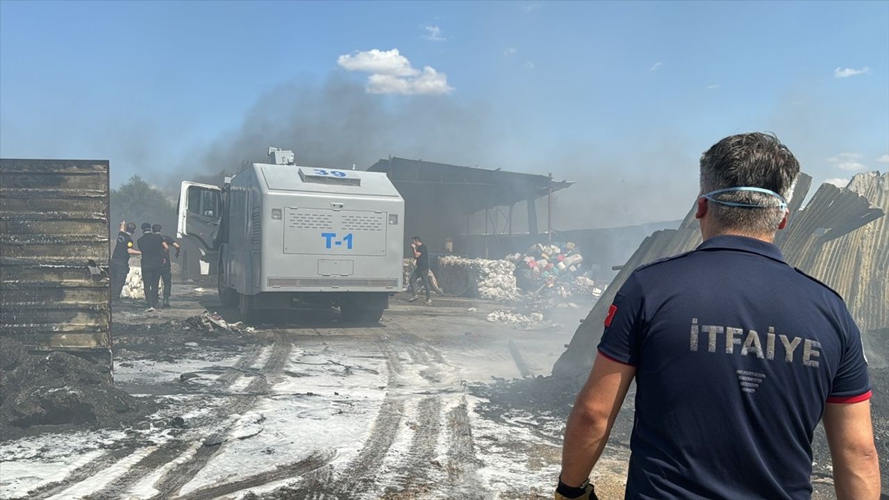 Kırklareli'nde Plastik Atık Tesisindeki Yangın Kontrol Altına Alındı