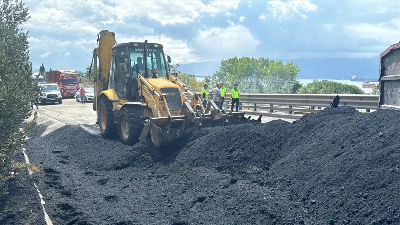 Kocaeli'de Tır Devrildi, D-100 Kara Yolu Kapandı