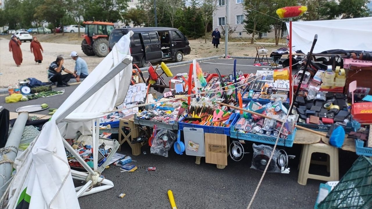 Kütahya'da Şiddetli Rüzgar Pazar Esnafını Vurdu