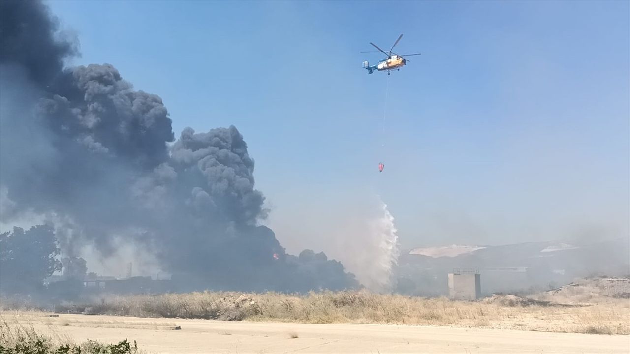 Mersin'de Eski Kağıt Fabrikasında Yangın Çıktı