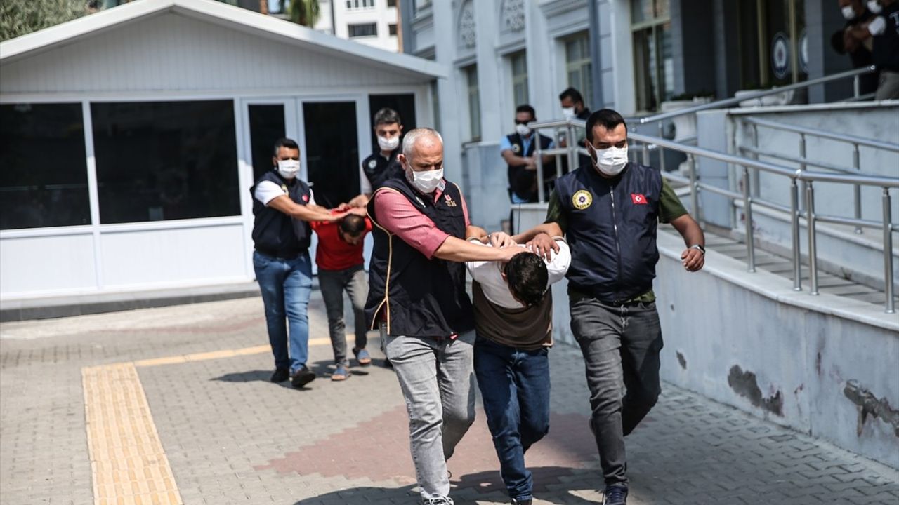 Mersin'de Terör Örgütü Elebaşı İçin Slogan Atan 10 Şüpheli Tutuklandı