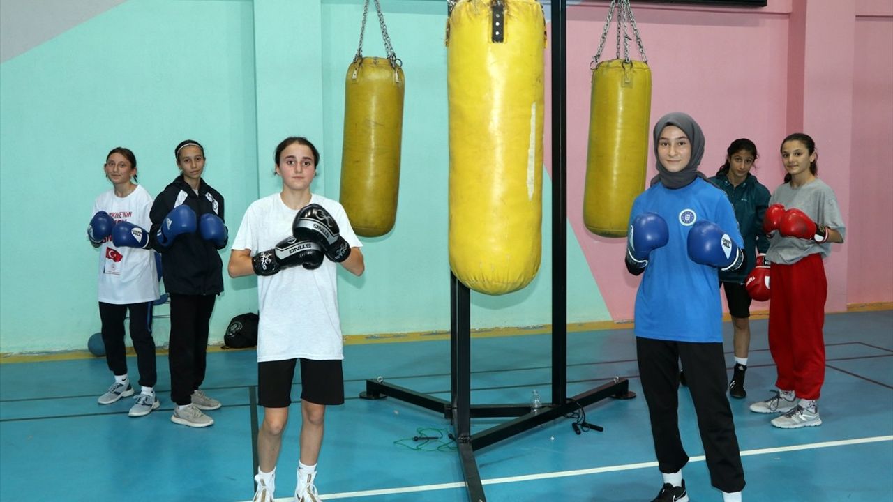 Milli Boksör Saliha Ceylin Pehlivan, Avrupa Şampiyonası İçin Hazırlanıyor