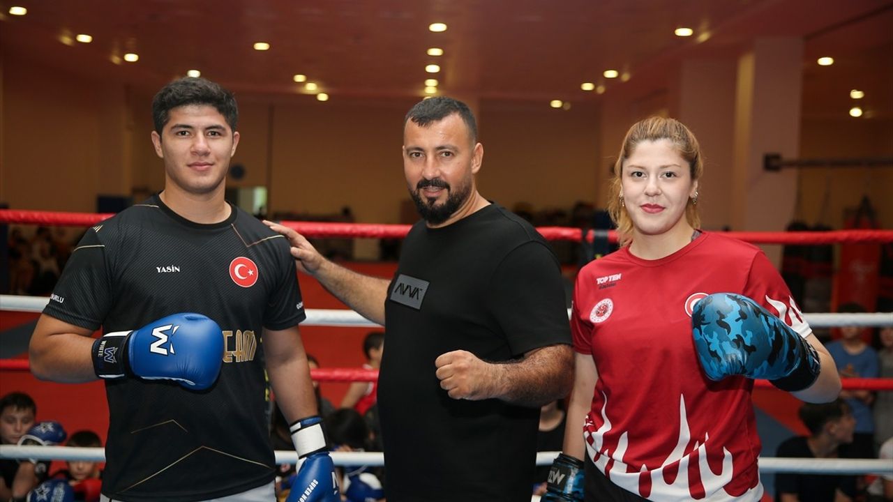 Muay Thai Şampiyonları Ringde Birlikte Çalışıyor