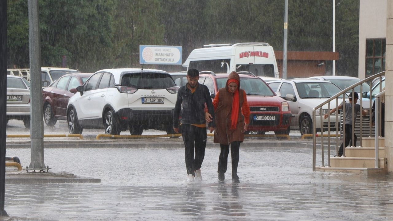 Niğde'de Şiddetli Sağanak Hayatı Olumsuz Etkiledi