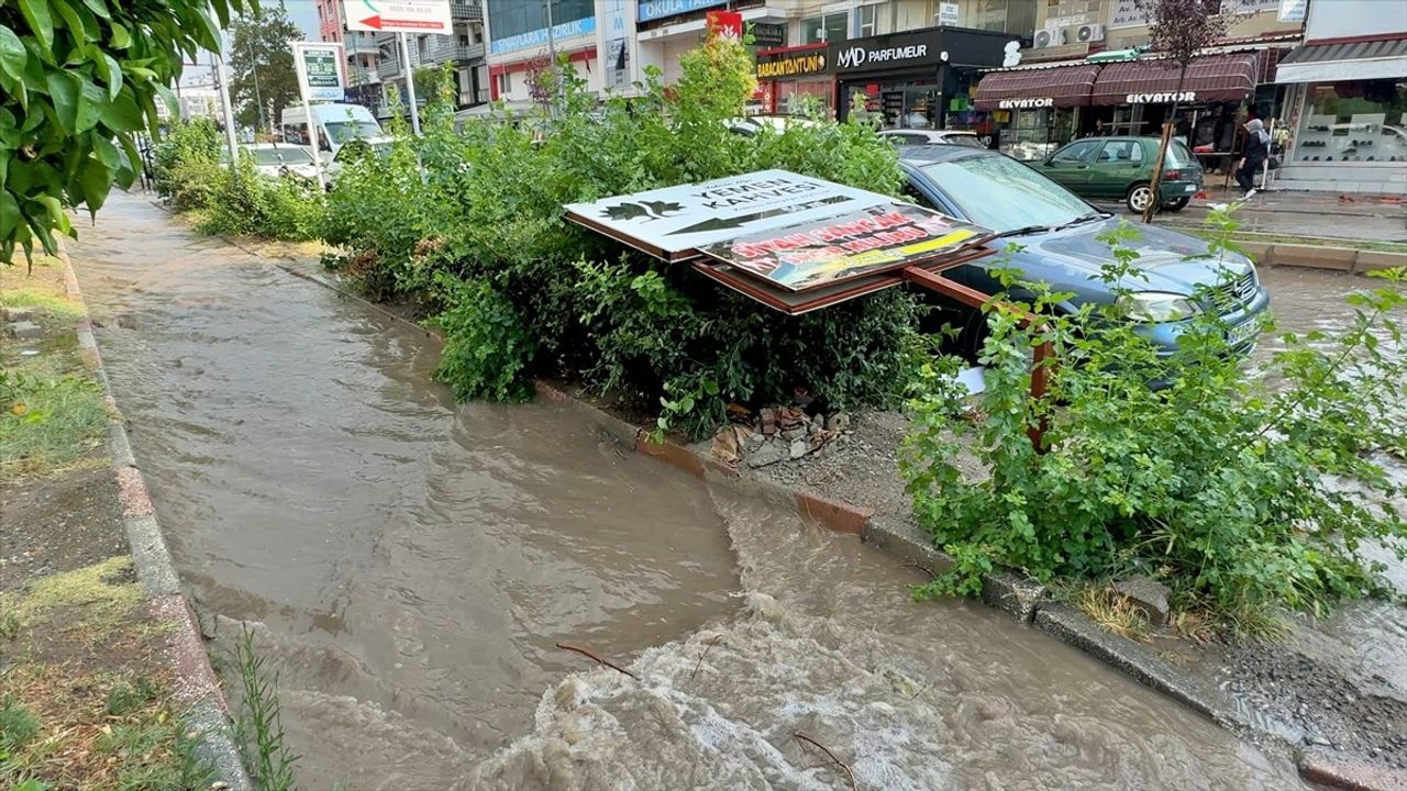 Osmaniye'de Şiddetli Sağanak ve Rüzgar Hayatı Olumsuz Etkiledi