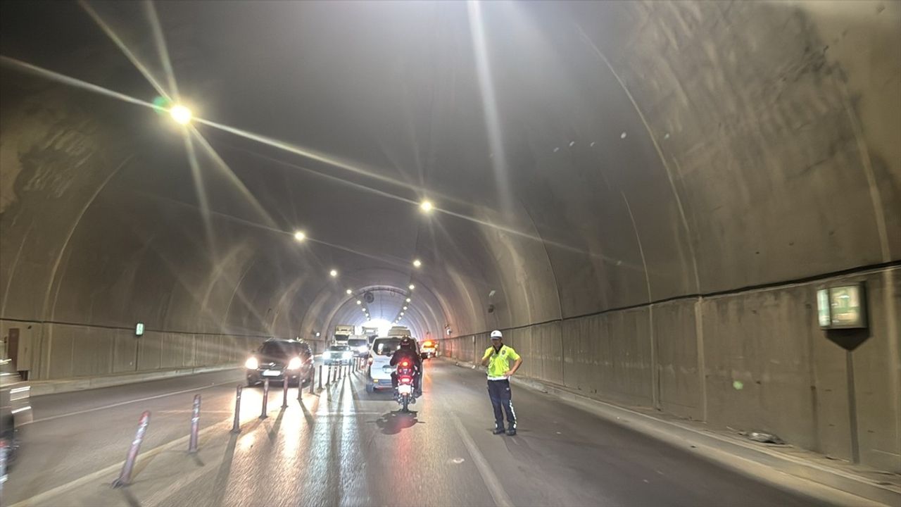 Pendik'te Tünelde Havalandırma Fanı Düşmesi Trafik Kazasına Neden Oldu