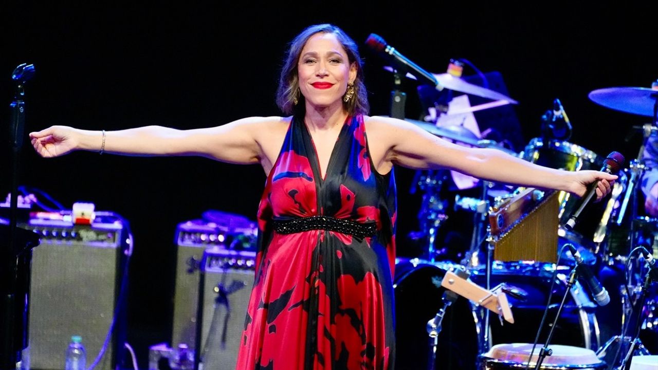 Pink Martini İstanbul'da Coşkulu Bir Konser Verdi