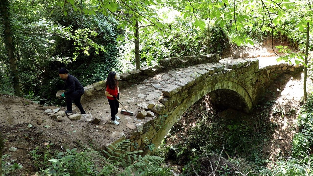 Rize'de Baba Kız Yabani Otları Temizleyerek Tarihi Köprüyü Ortaya Çıkardı