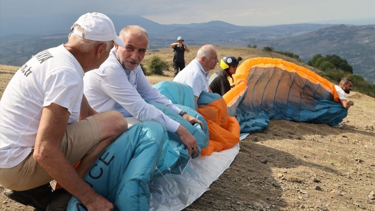 Samsun'da Karadeniz Bölgesi Yamaç Paraşütü Hedef Yarışması Başladı