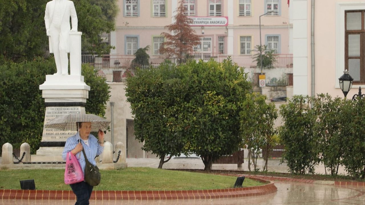 Tekirdağ'da Gök Gürültülü Sağanak Yağış Etkili Oldu