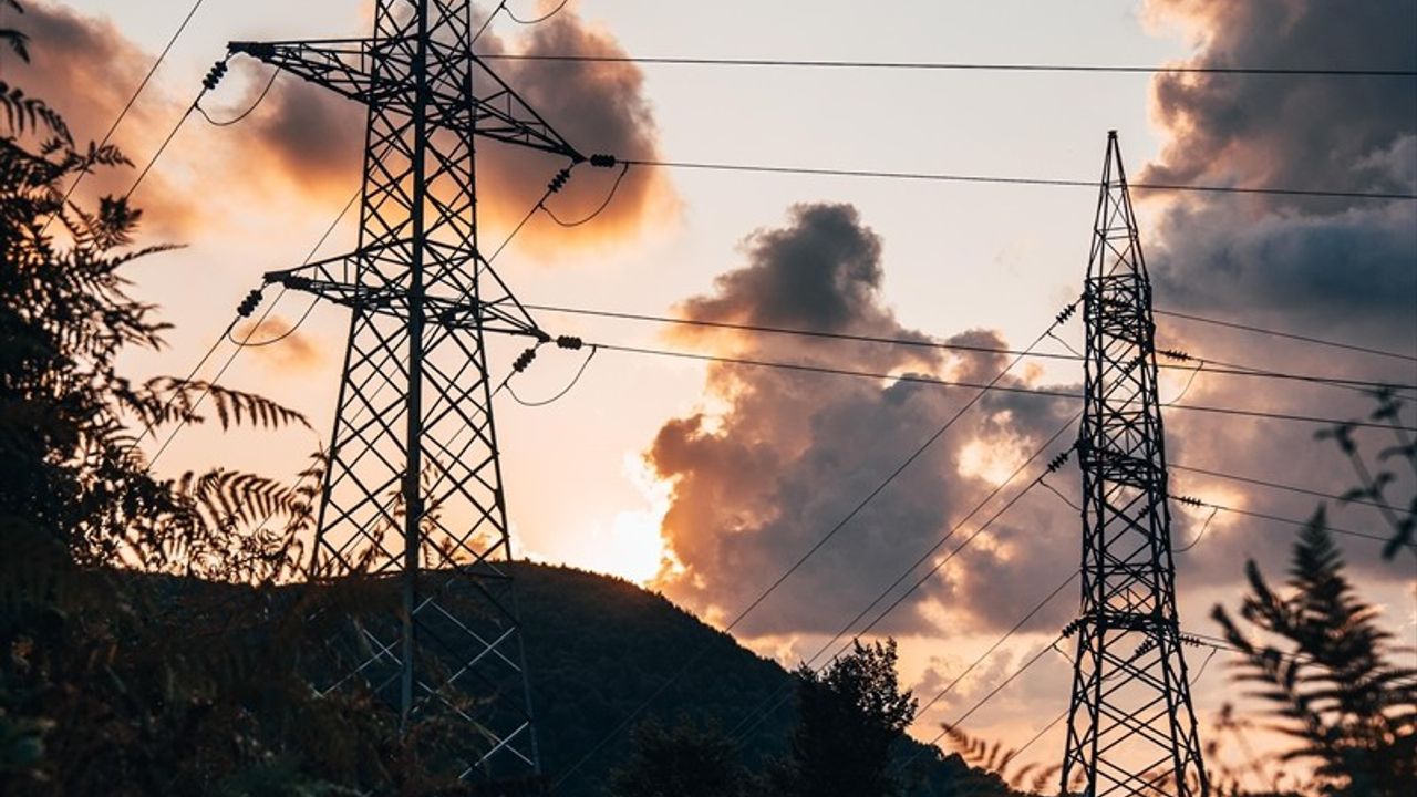 Toroslar EDAŞ ve AYEDAŞ, Rekor Sıcaklıklarda Kesintisiz Enerji Sağlıyor