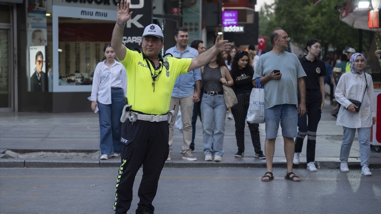 Trafik Polisi Kenan Üstüner'e Emeklilik Sürprizi