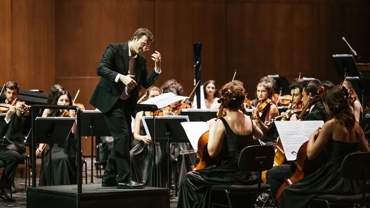 Türkiye Gençlik Filarmoni Orkestrası AKM'de Büyüleyici Bir Konser Verdi