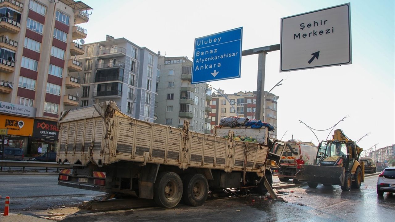 Uşak'ta Karpuz Yüklü Kamyonun Sürücüsü Hayatını Kaybetti