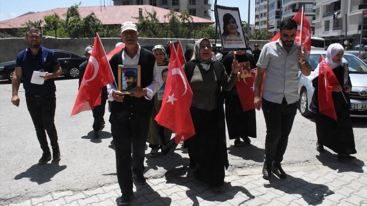 Van'da Aileler, Hükümete Seslerini Duyurmak İçin Eylemlerine Devam Ediyor