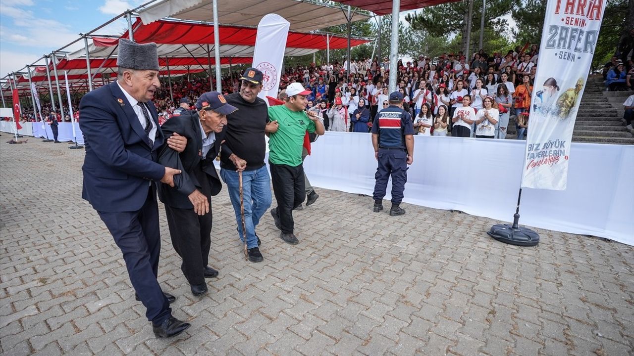 95 Yaşındaki Kore Gazisi, Kütahya'daki Törende Coşkuyla Selamladı