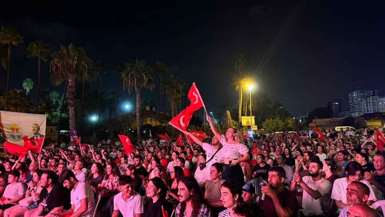 Adana'da Dev Ekranda Türkiye-İtalya Voleybol Maçı Heyecanı