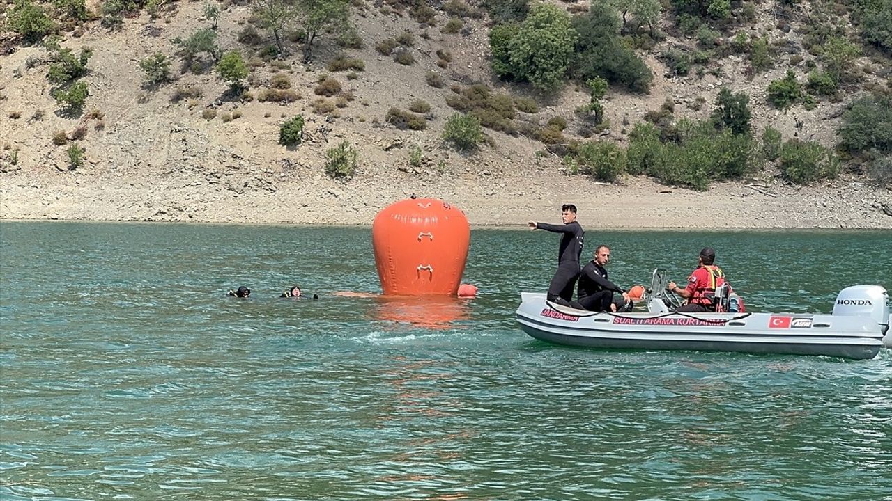 Adana'da Göle Düşen Helikopter Başarıyla Çıkarıldı