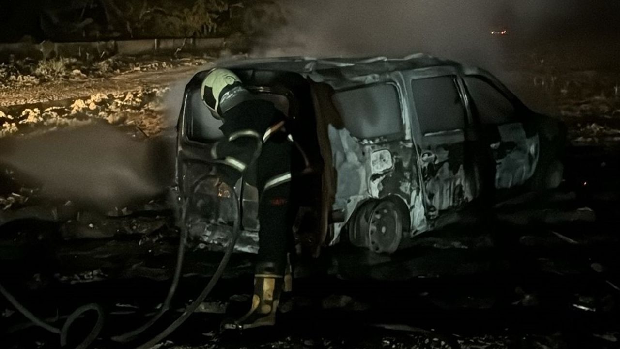 Adana'da Park Halindeki Hafif Ticari Araç Yangını