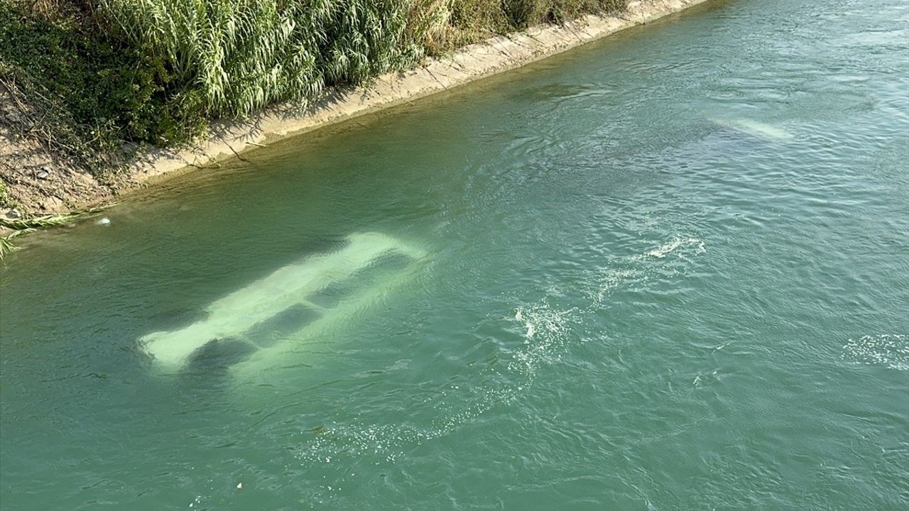 Adana'da Trafik Kazası: İki Araç Sulama Kanalına Devrildi