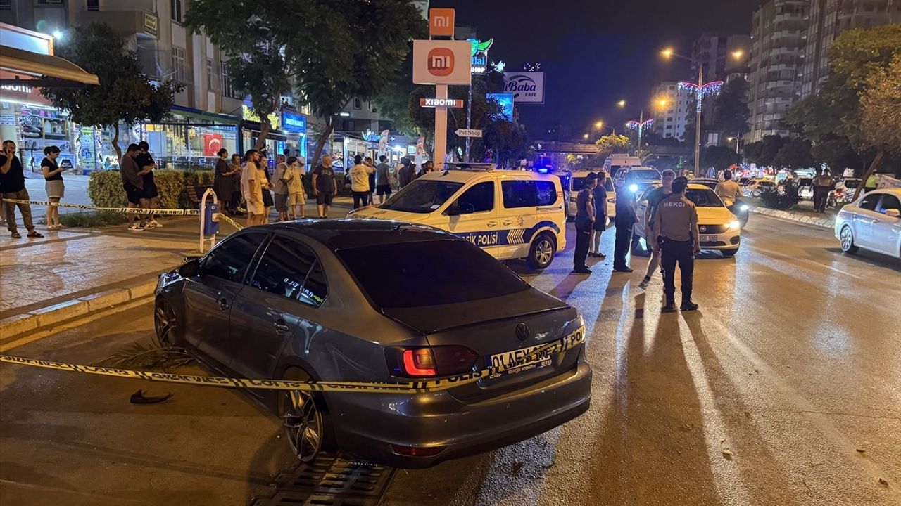 Adana'da Trafik Kazası: Refüjde Bekleyen Genç Kadın Hayatını Kaybetti