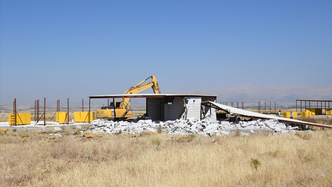 Adıyaman'da Kaçak Hobi Evleri Yıkılıyor