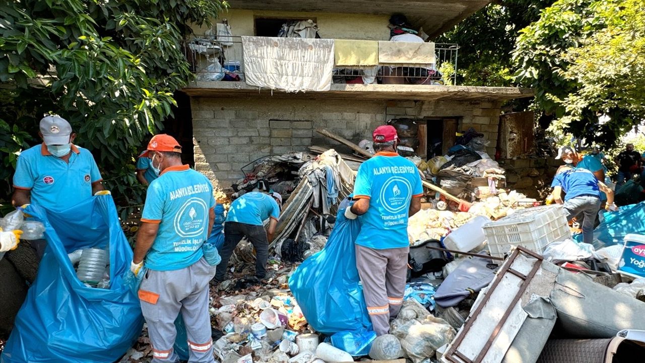 Alanya'da Atık Ev Temizliği: 4 Kamyon Çöp Çıkarıldı