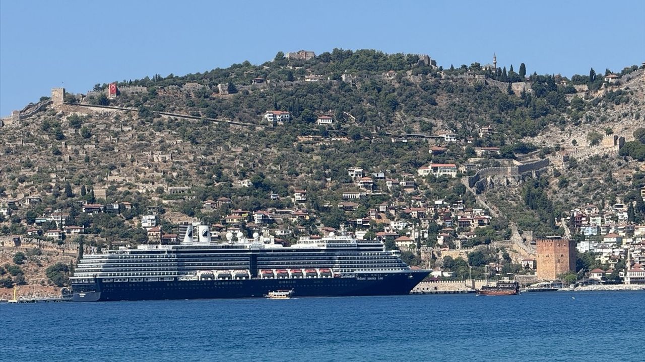 Alanya Limanı'na Gelen Oosterdam Kruvaziyeri